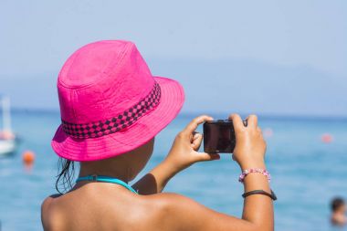 Tropik sahilde güzel kız