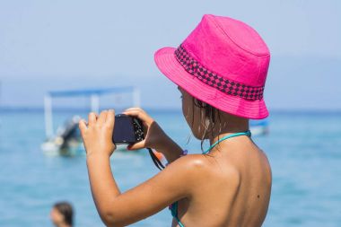 Tropik sahilde güzel kız