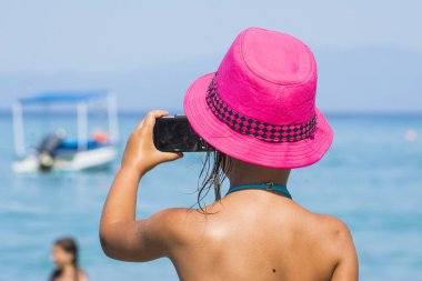 Tropik sahilde güzel kız