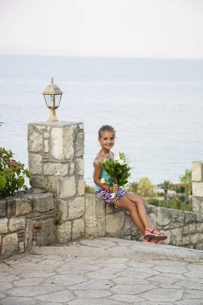 Menina Bonita Com Buquê Flores — Fotografia de Stock