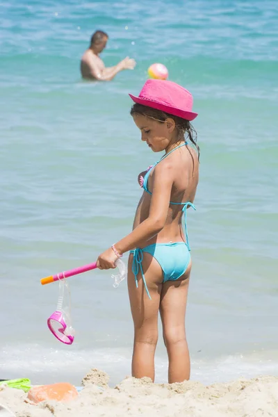 小女孩戴着潜水面具 — 图库照片