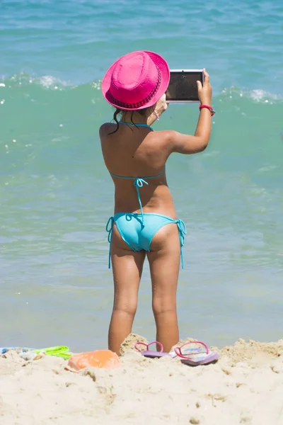 Kleines Mädchen Mit Tablet Strand Den Sommerferien — Stockfoto