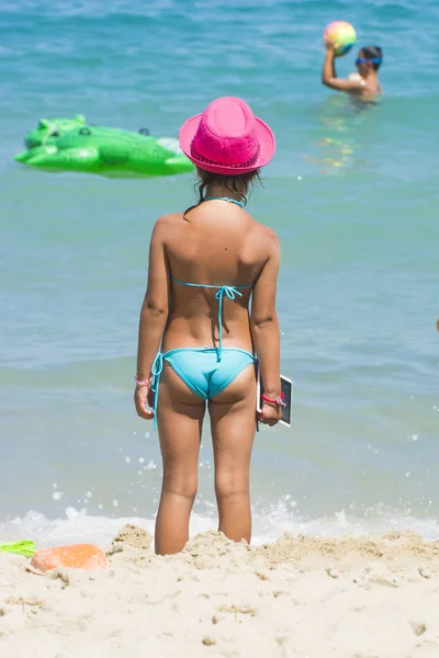 Yaz tatili sırasında sahilde tablet ile küçük kız