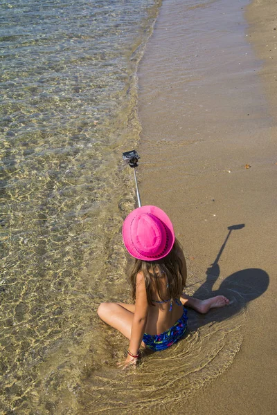 Vacker Liten Flicka Med Själv Sticka — Stockfoto