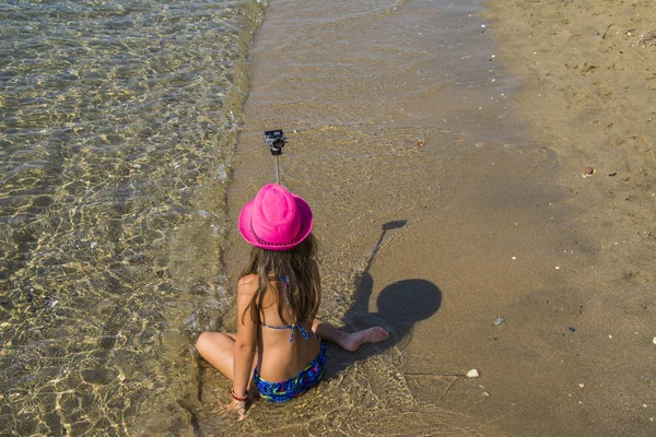 Vacker Liten Flicka Med Själv Sticka — Stockfoto