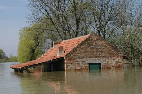 Hus Nedsänkt Floden — Stockfoto