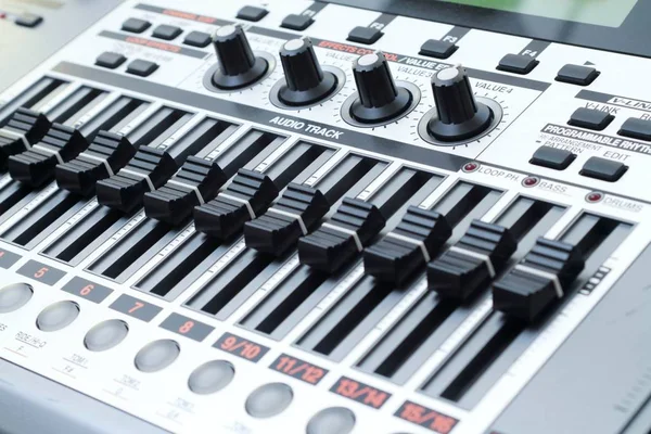 dijital stüdyo kayıt. Bir yakın çekim konsol gösteren kaydırıcıları, düğme ve düğmeleri ses ses parça üretimi için kayıt bir dijital stüdyo bir parçası kadar