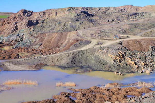 Bir taş ocağı arasında renkli bir görünüm