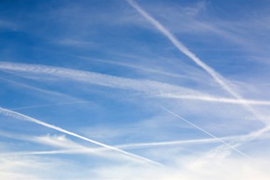 Mavi gökyüzü Contrail bulutlar arka plan