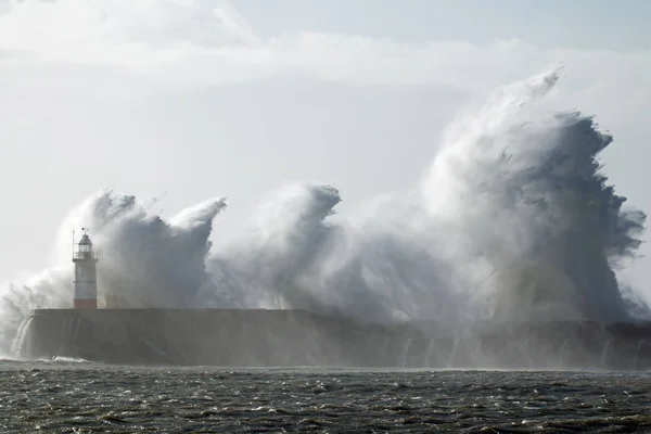 Маяк Ньюхейвен и Волны — стоковое фото