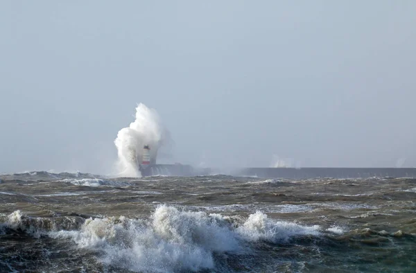 Маяк Нюхейвен в суровом море — стоковое фото