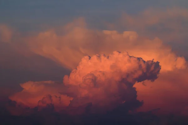 Awan Merefleksikan Matahari Terbit — Stok Foto