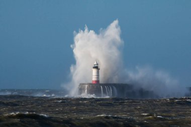 Dalgalar deniz feneri üzerinde