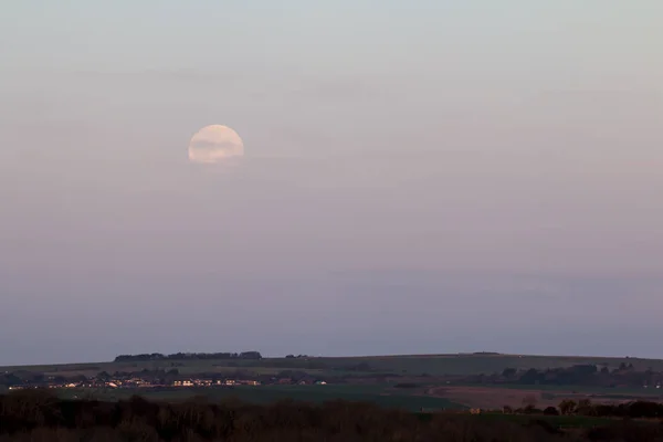 Moonset 직전 supermoon — 스톡 사진