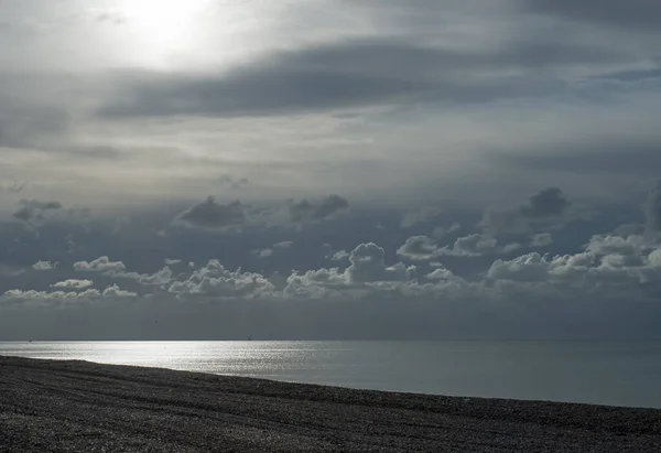 Camadas Nuvens Sobre Mar Seaford East Sussex Com Fraca Luz — Fotografia de Stock