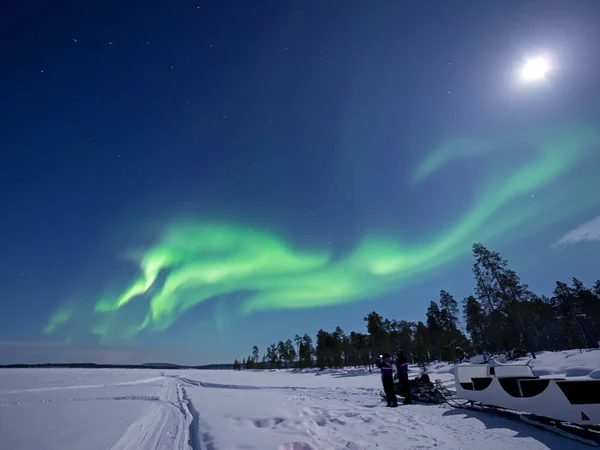 Kuzey Finlandiya 'daki Laponya' daki Inari Gölü üzerinde Aurora Borealis.