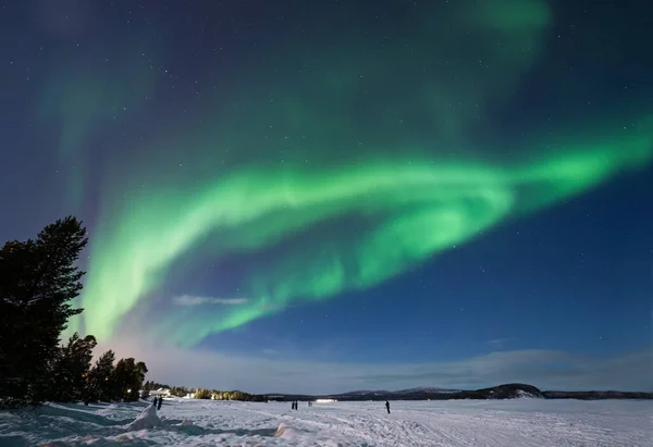 芬兰北部拉普兰Inari镇附近Inari湖上空的Aurora Borealis 图库照片