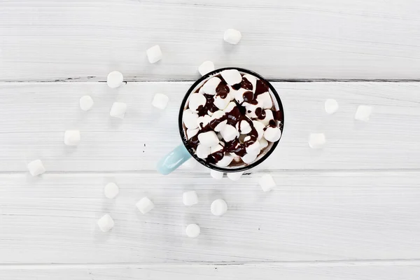 Heißer Kakao mit Marshmallows und Schokoladensauce — Stockfoto
