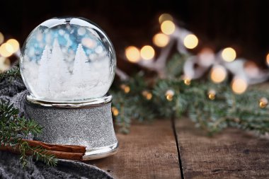 Gümüş kar küresi ile minyatür beyaz Noel ağaçları