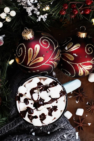 Cacau quente com marshmallows e molho de chocolate — Fotografia de Stock