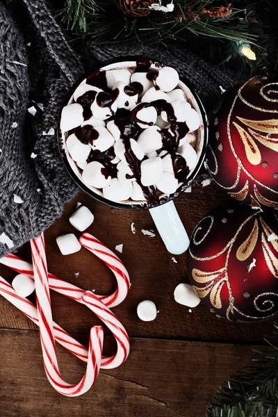 Cacau quente com marshmallows e molho de chocolate. Enfeite de Natal — Fotografia de Stock