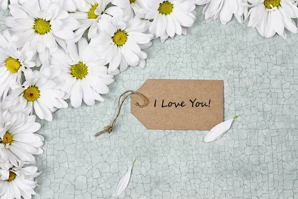 Weiße Gänseblümchen und ich liebe deine Karte — Stockfoto