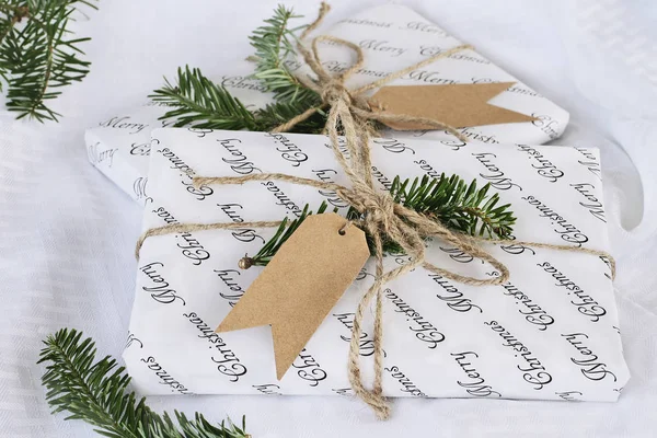 Dois presentes de Natal com etiquetas em branco — Fotografia de Stock