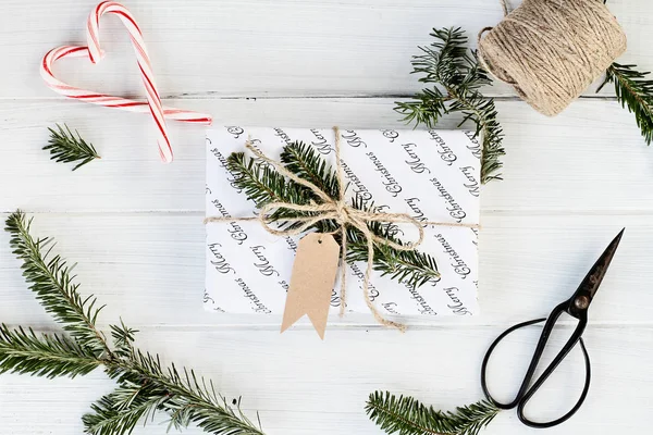 Weiße Weihnachtsgeschenk mit leerem Anhänger — Stockfoto