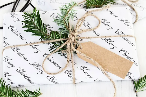 Presente de Natal com etiqueta em branco — Fotografia de Stock