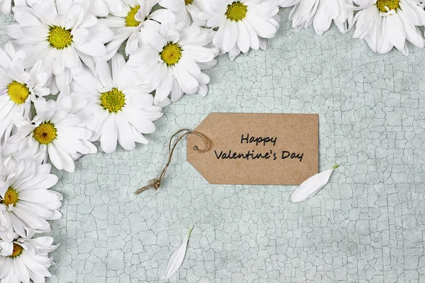 Witte madeliefjes en Valentines kaart — Stockfoto