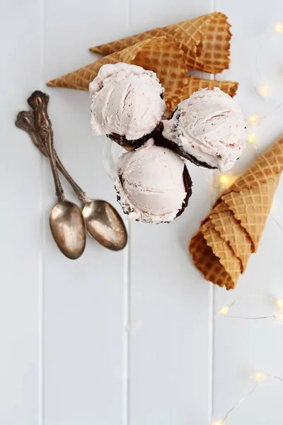 Conos de helado de fresa disparados desde arriba —  Fotos de Stock