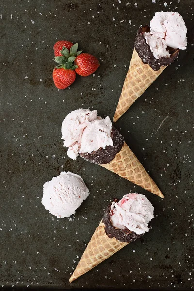 Coni gelato alla fragola su sfondo rustico — Foto Stock