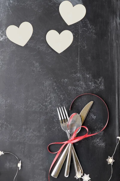 情人节那天餐具和在黑板上的心 — 图库照片