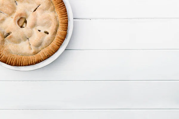 Apfelkuchen über hölzerner Tischplatte — Stockfoto