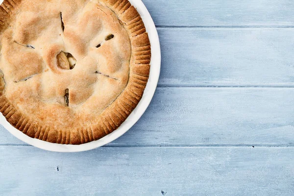 Tarte aux pommes sur le dessus de table en bois bleu — Photo