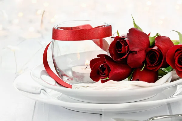 Ajuste de mesa con velas románticas con rosas — Foto de Stock