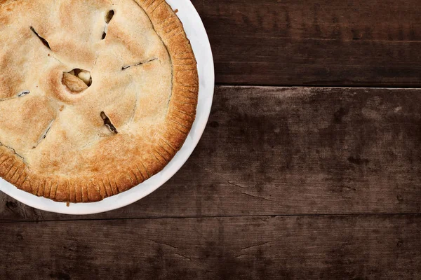 Tarte aux pommes entière sur dessus de table en bois — Photo