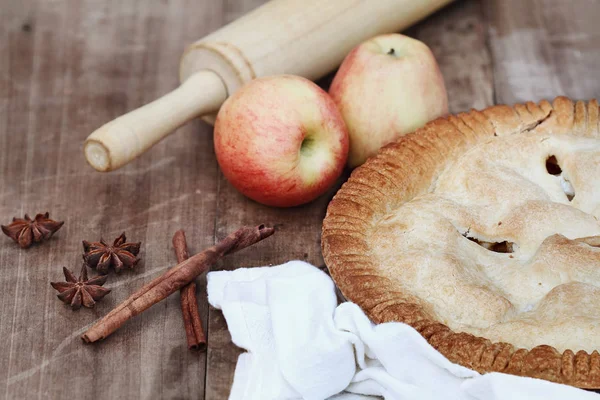 Äppelpaj med kavel och ingredienser — Stockfoto