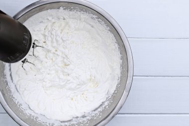 Kırbaçlanan krem bir büyük kase ve Mikser