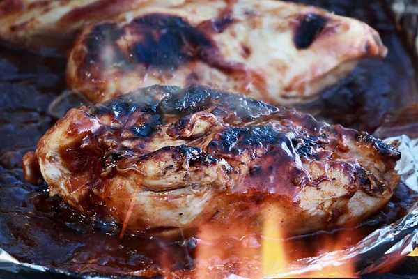 Гриль барбекю курица над пламенем с паром — стоковое фото