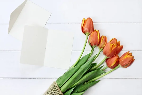 Prázdná karta a tulipány — Stock fotografie