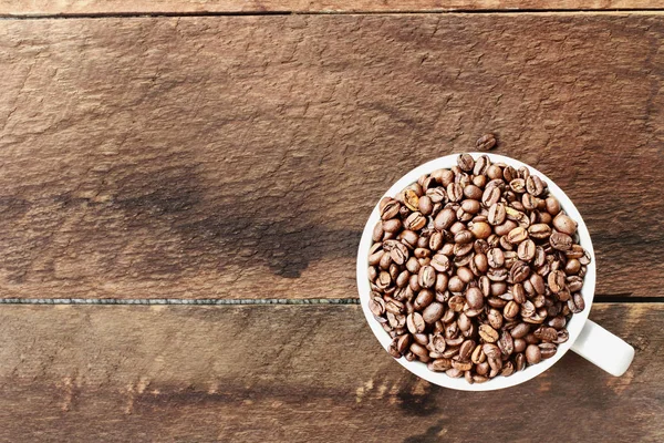 Kaffeebohnen in einer Tasse — Stockfoto