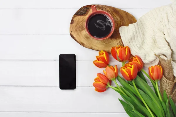 Ochtend koffie telefoon en bloemen — Stockfoto