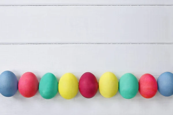 Huevos de Pascua sobre mesa de madera — Foto de Stock