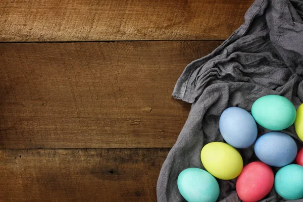 Huevos de Pascua coloridos sobre mesa de madera — Foto de Stock