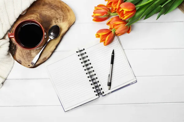 Kaffe blommor och öppen bok — Stockfoto