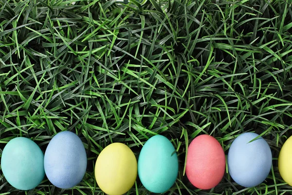 Easter Eggs liggen in Grss — Stockfoto