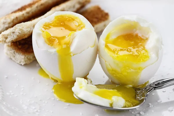 Завтрак из мягких вареных яиц — стоковое фото