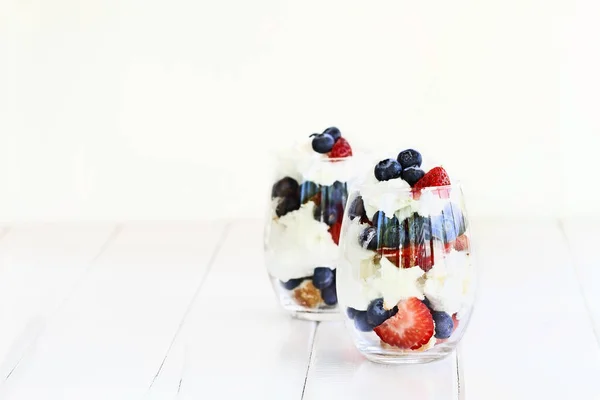 Trifle aux fraises aux bleuets — Photo