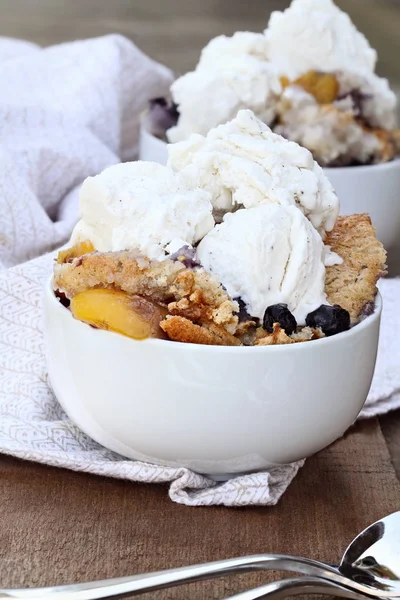 Черничный персиковый пирог и мороженое — стоковое фото
